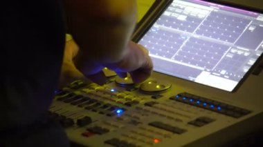 Ssound yapımcısı eli, canlı etkinlik sırasında düzenleme araçları ve monitör ile bir müzik karıştırıcısı kullanıyor.