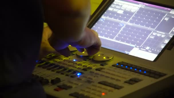 Рука саунд-продюсера использует музыкальный миксер с инструментами и монитором во время Live Event. — стоковое видео