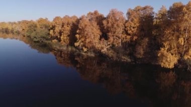 Güneşli sonbahar günlerinde orman nehrinde rafting yapmak. Medeniyetten uzak eşsiz doğal yerler. Orman nehrinde tatil.