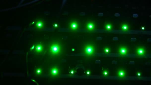 작업하는 데이터 서버의 측면 또는 검은 스테레오 장비의 뒷면에서 깜박이는 녹색 불빛. — 비디오
