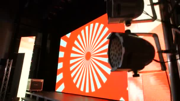 Backsatage sfeer voor de show. Het podium is overstroomd met licht. Geweldige abstractieve lus op het grote LED-scherm. — Stockvideo