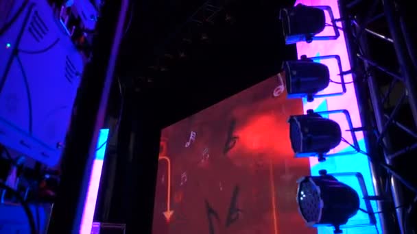 Atmosfera Backsatage przed pokazem. Scena jest zalana światłem. Niesamowita abstrakcyjna pętla na dużym ekranie LED. — Wideo stockowe