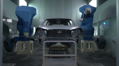 Endüstriyel sprey boya işlemi. Oto robot ressam özel bölmede arabanın gövdesine beyaz boya püskürtür. Araba fabrikasında araç parçaları boyuyor..