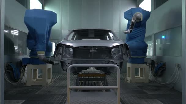 Industriell sprutlackeringsprocess. Auto robot målare sprutar vit färg på bilens kaross i särskilda monter. Målning fordonsdelar på bilfabrik. — Stockvideo