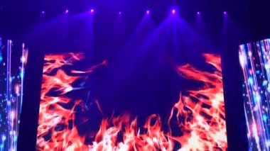 Sahne ışıkları çerçevesinin animasyonu. Parlak sahne ışıkları yanıp sönüyor. Spot ışıkları, koyu mavi spot ışıkları, siyah arka plana vuruyor..