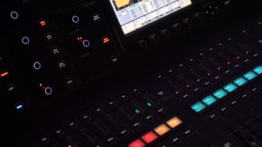 Şovdaki karıştırma konsolunun renkli düğmelerini kapat. Profesyonel konser ses karıştırıcı ekipmanları, endüstriyel ses karıştırma kontrol paneli ve kontrol için ses kaydırıcıları