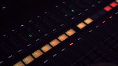 Şovdaki karıştırma konsolunun renkli düğmelerini kapat. Profesyonel konser ses karıştırıcı ekipmanları, endüstriyel ses karıştırma kontrol paneli ve kontrol için ses kaydırıcıları