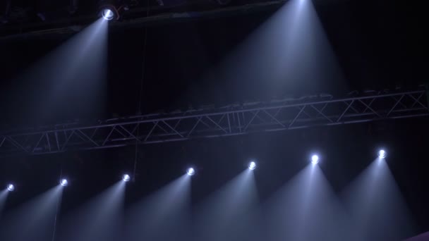 Animação do quadro de luzes de palco. Luzes de palco brilhantes brilhantes piscando movimento entretenimento holofotes projetores no escuro, multicolorido luz suave holofotes greve no fundo preto. — Vídeo de Stock