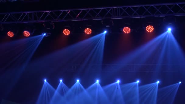 Animação do quadro de luzes de palco. Luzes de palco brilhantes brilhantes piscando movimento entretenimento holofotes projetores no escuro, azul luz suave holofotes greve no fundo preto. — Vídeo de Stock