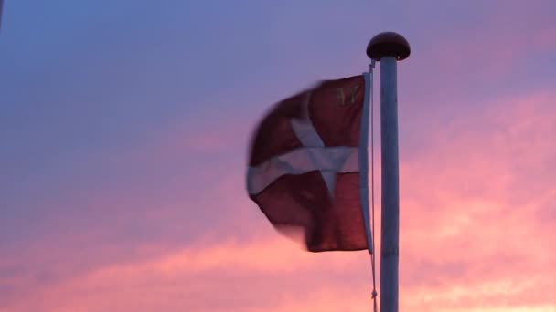 Danska flaggan. Flagga Danmark vid solnedgången. — Stockvideo