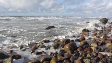 Su sıçramasına deniz kıyısı