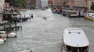 Venedik Canal Grande üzerinde seyir tekneler.