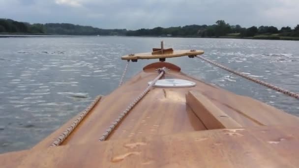 Cola de bote de madera con timón — Vídeos de Stock