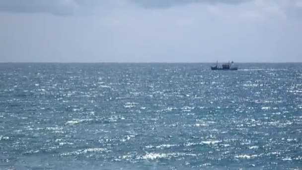 Fiske båt Blue Ocean ljusa himlen — Stockvideo