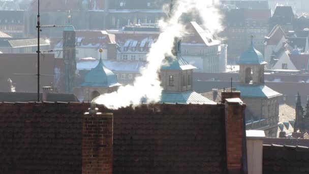 Humo saliendo de las chimeneas — Vídeos de Stock