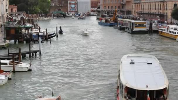 Venedik Canal Grande üzerinde seyir tekneler. — Stok video