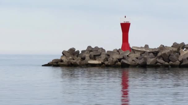 Maulwurf im Hafen mit rotem Navigationsgerät — Stockvideo