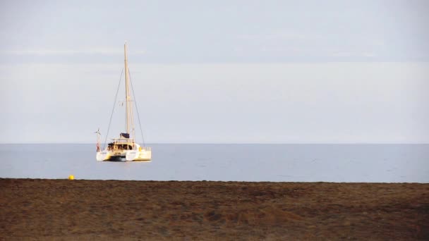 Velero en la orilla del mar — Vídeos de Stock