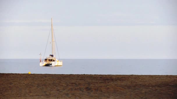 Veleiro à beira-mar — Vídeo de Stock