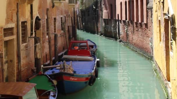 Venedik, İtalya küçük kanal renkli tekne — Stok video