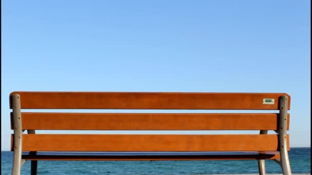 板凳在海洋上阳光灿烂的日子，周围的人 — 图库视频影像