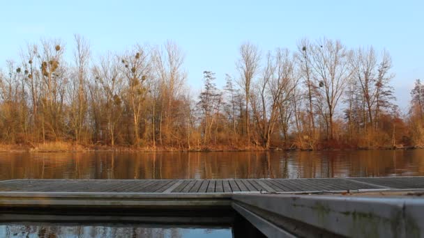 Embarcadero de metal en el lago o río — Vídeos de Stock
