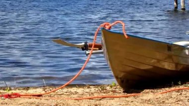 Sahilde tekne kürek