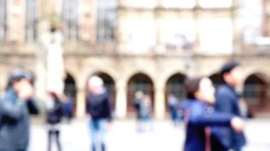 Bremen, Almanya pazar meydanında yürüyüş tanımlanamayan kişi.