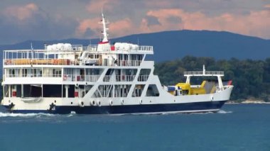 Feribot ve deniz Adası önünde gemide