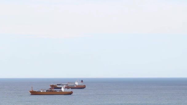 Buques anclados mar adentro en mar abierto — Vídeo de stock