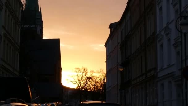 Rostock en Alemania Pan Shot Street Vista a la Iglesia — Vídeo de stock