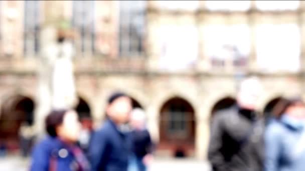 辨认人走在德国不来梅市场广场上. — 图库视频影像