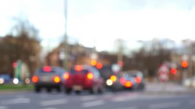 Kavşak üzerinde bulanık otomobillerin odaklanmamış olay