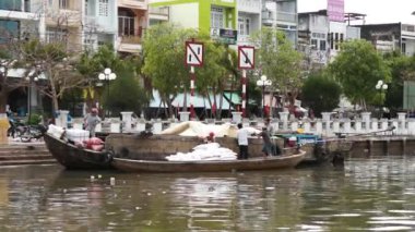 Boşaltma pirinç çuvalları Ca Mau, Vietnam Mekong Nehri üzerinde tekne erkekler