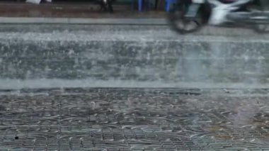 Sokak kaldırımda Pattering yağmur