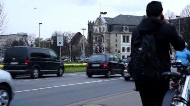 Hannover, Almanya. Araba ve bisiklet şehir merkezinde kesişme noktalarında