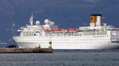  Cruise line gemi limanı terk