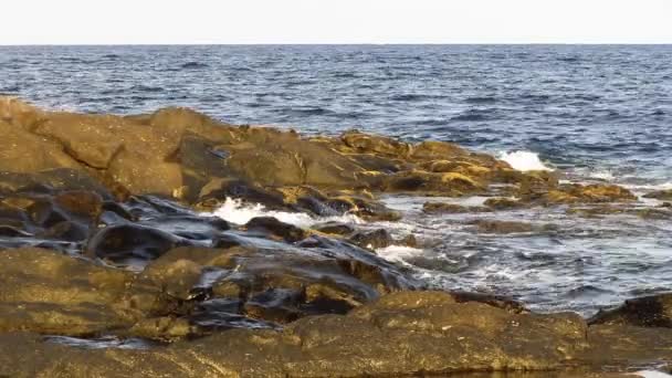 Onde oceaniche che schizzano sulle rocce — Video Stock