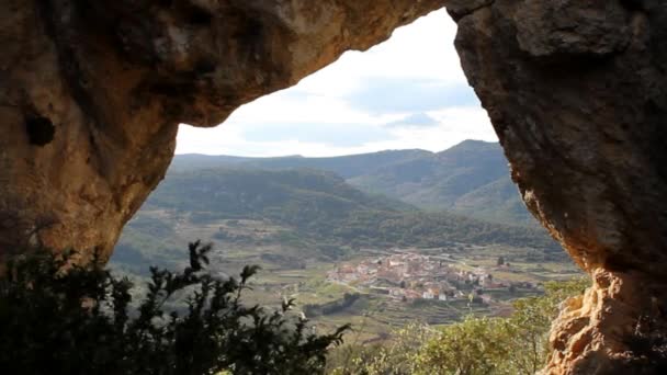 Blick durch Bergloch auf Dorf in Nordspanien — Stockvideo