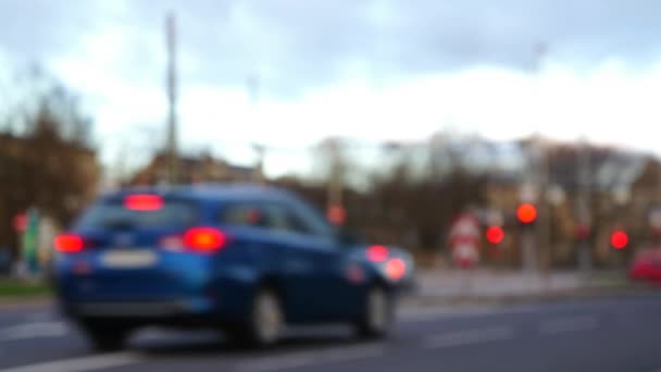 Kavşak üzerinde odaklanmamış araba bulanık sahne — Stok video