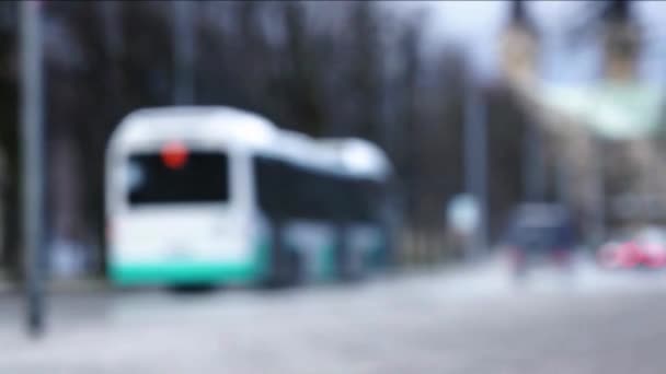 Pan Shot de coches y autobuses que conducen en la carretera húmeda después de la lluvia — Vídeos de Stock