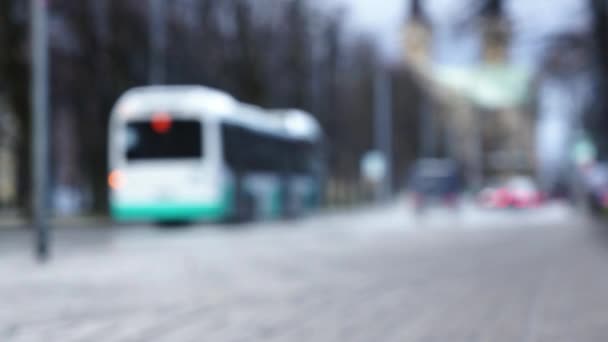 Auto's en autobussen rijden op natte weg na regen — Stockvideo