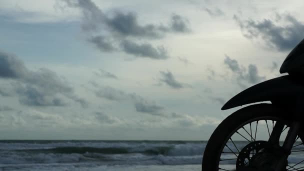 Voorwielen van motorfiets geparkeerd op het strand — Stockvideo