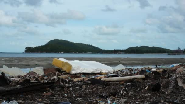 Pollution sur la plage de l'île tropicale . — Video