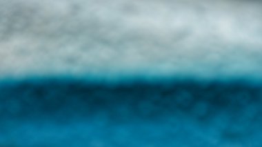 Estonya bayrağı, beyaz siyah mavi renklerde bulanık arka plan