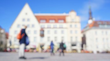 Tallinn, Estonya Main Square soyut bulanık fotoğraf. Odaklanmamış tanımlanamayan turist.