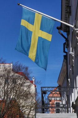 Bir bina, mavi gökyüzü balkon yukarıda İsveç sallayarak bayrak.