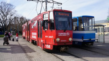 İki tramvay, bir kırmızı ve bir mavi, yan yana duran İstasyonu 'Linnahall' Tallinn, Estonya
