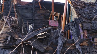 Yanık aşağı bir ev kalıntıları. Eski sandalye asılı yukarıdaki panoları, plakalar ve diğer ahşap malzeme bir ev yandı.