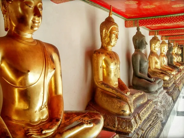 Belas esculturas douradas de Buda no templo budista — Fotografia de Stock